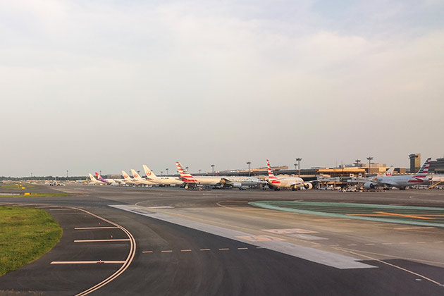 夕暮れの成田空港第2ターミナル