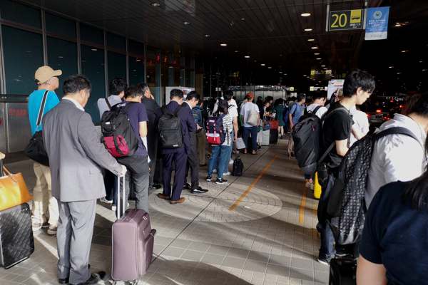 バス待ちの行列で混雑する新千歳空港