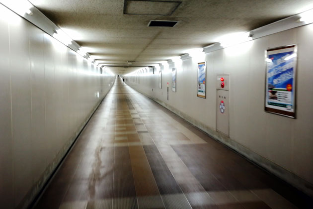 東成田駅に続く地下通路