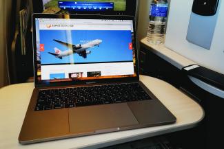 機内のMacBook Pro