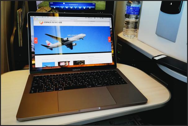 機内のMacBook Pro