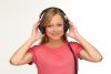 ヘッドホンで音楽を聴く女性