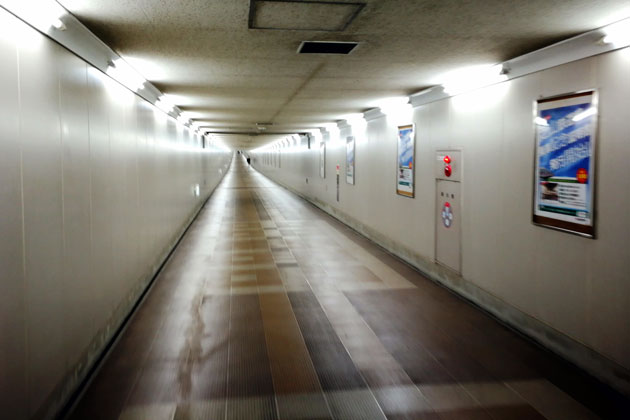 東成田駅に続く地下通路