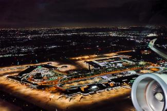 機内から見た成田空港の夜景
