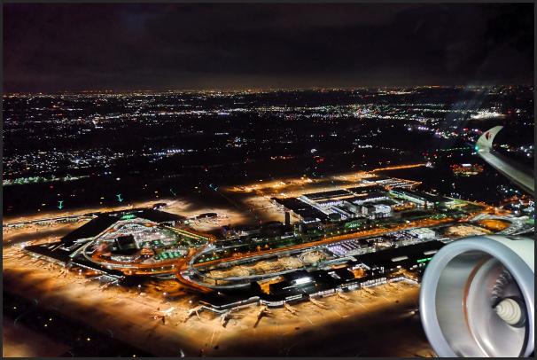 機内から見た成田空港の夜景